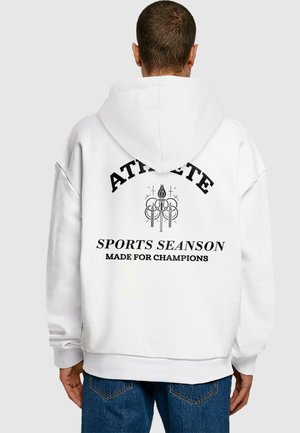 Weißer Kapuzenpullover mit entspannter Passform, mit schwarzem Text auf der Rückseite: "ATHLETE," "SPORTS SEASON," und "MADE FOR CHAMPIONS."