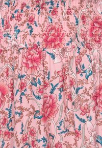 Blumiger Stoff mit einem hellrosanen Hintergrund, der große rot-rosa Blumen und blaue Akzente zwischen grünen Blättern und filigranen Details zeigt.