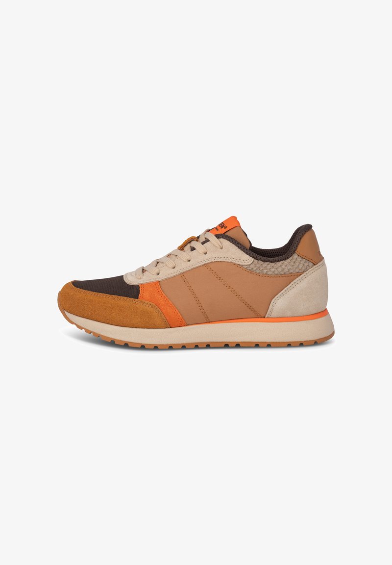 Beige und braune Sneaker mit einer Mischung aus Materialien, darunter Wildleder und Mesh, mit orangen Akzenten und einer strukturierten Ferse. Gummilaufsohle.