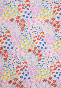 Bomullsstoff med en rosa bakgrunn som har et blomstertrykk. Fargene inkluderer rød, blå, gul og grønn i varierende former og mønstre.