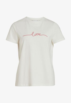 Valge lühikeste varrukatega t-särk, millel on punane kursiivis kiri "love" ja südamekuju, mis moodustab osa sõnast rinnal.