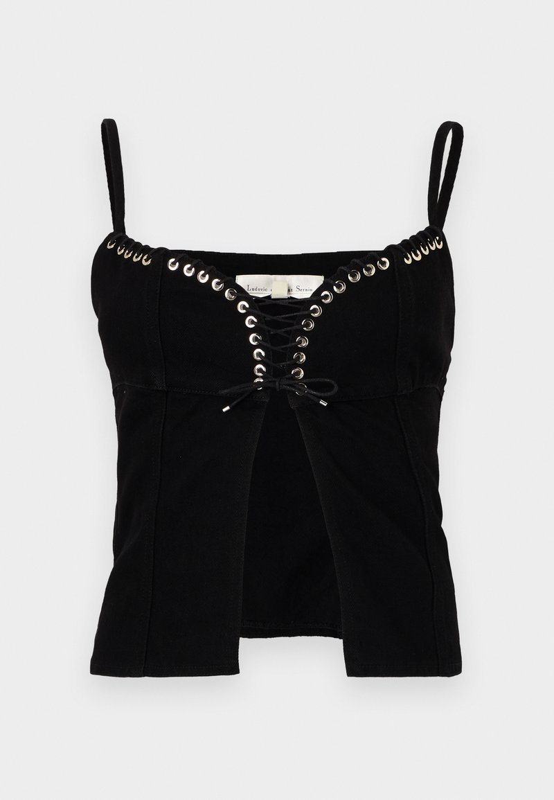 Svart åtsittande topp med tunna axelband, som har metallringar och snörning framtill. Tyget är texturerat och något strukturerat.