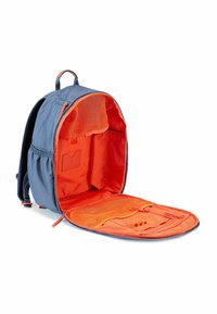 Mochila azul con un interior naranja. Cuenta con un cierre de cremallera, un bolsillo de malla y espacios organizativos. Tela suave con una forma estructurada.