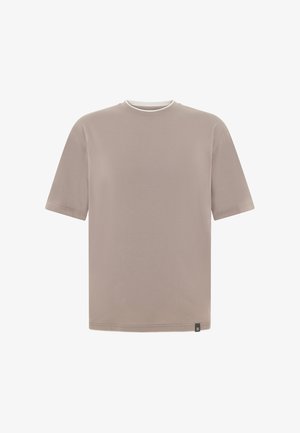 Beige T-shirt met korte mouwen, ronde hals en een klein zwart label aan de onderzoom, op een witte achtergrond.