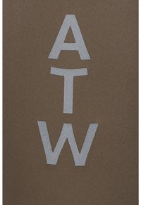 Brązowy materiał z dużymi, jasnoszarymi literami pisanego „A T W”. Tkanina ma gładkie, teksturowane wykończenie. Brak dodatkowych wzorów lub detali.