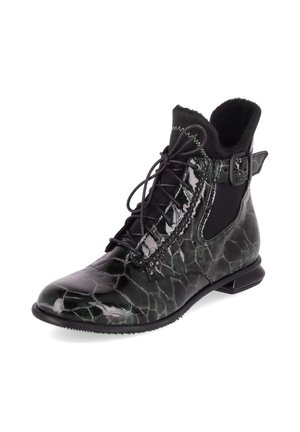 Bottine noire brillante avec texture crocodile, lacets à l’avant, bride latérale à boucle et petit talon.