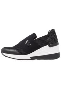 Scarpe sportive nere con tomaia in rete, fascia elastica e tacco testurizzato nero. Accenti di suola bianca e hardware nero lucido.