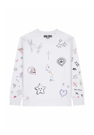 Camicia bianca a maniche lunghe con vari piccoli disegni colorati e neri in stile scarabocchio, tra cui uccelli, stelle, un teschio, cuori e testo.