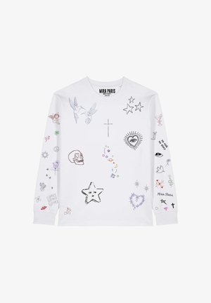 Wit shirt met lange mouwen met diverse kleine kleurrijke en zwarte tekenstijlontwerpen, waaronder vogels, sterren, een schedel, harten en tekst.