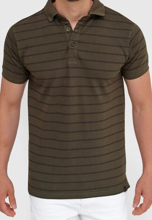 Oliwkowa koszulka polo w ciemne poziome paski, krótkie rękawy, kołnierzyk i rozcięcie z dwoma guzikami. Miękka bawełniana faktura.