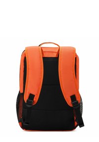 Zaino arancione con schienale e spallacci in rete imbottita, caratterizzato da dettagli neri e hardware robusto. Design rettangolare semplice.