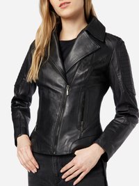 Schwarze Lederbikerjacke mit Reverskragen, Reißverschluss vorne und gesteppte Akzentpaneele an den Schultern. Glatte Textur, taillierte Passform.