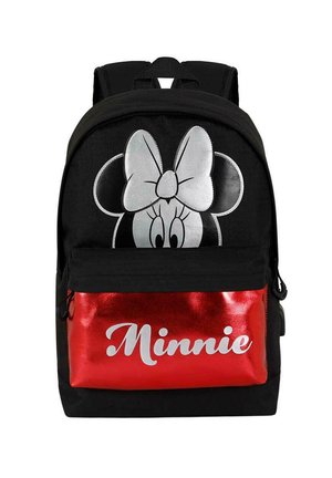 Sort rygsæk med forlomme, der har et rødt skinnende panel med teksten "Minnie" og et sølvfarvet bånd med ører ovenover.