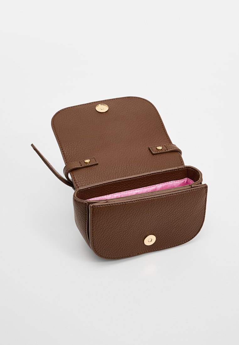 Cartera de cuero marrón con acabado texturizado, hardware dorado y un interior rosa. Presenta un cierre de solapa y un botón a presión.