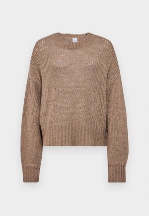 Suéter beige de punto con un ajuste suelto y corto, cuello redondo y diseño texturizado. Presenta mangas largas y puños de canalé.