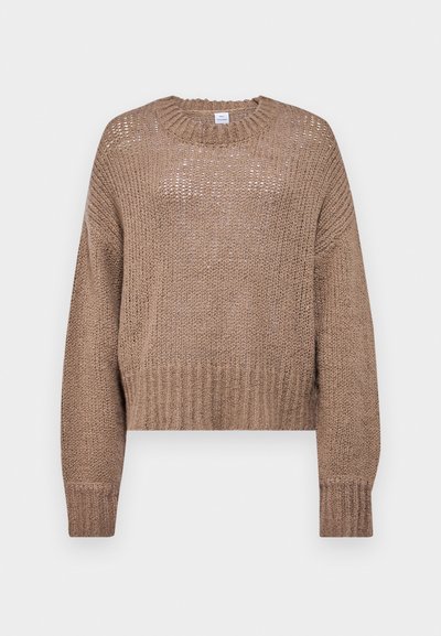 Suéter beige de punto con un ajuste suelto y corto, cuello redondo y diseño texturizado. Presenta mangas largas y puños de canalé.