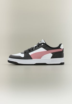 Χαμηλό sneaker σε λευκό, μαύρο και ροζ με κορδόνια, διάτρητη μύτη και λογότυπο της μάρκας στη γλώσσα και τη σόλα, εμφανίζεται σε προφίλ πλευράς.