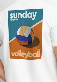 Weißes T-Shirt mit einem grafischen Design, das einen stilisierten Volleyball und den Text "sunday Neverless" sowie "volleyball 75" auf einem farbigen Hintergrund zeigt.