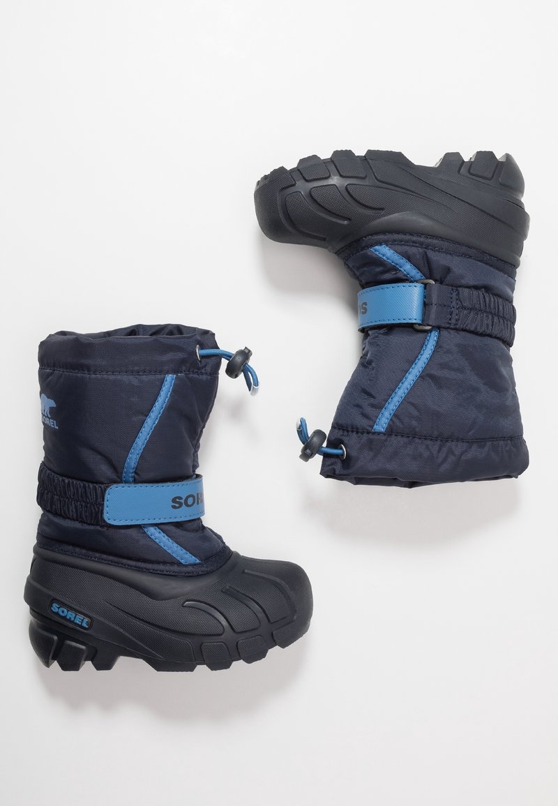 Bottes d'hiver imperméables bleu marine avec une tige matelassée, des accents bleus, des semelles en caoutchouc noir, et une fermeture à cordon élastique pour un ajustement sécurisé.