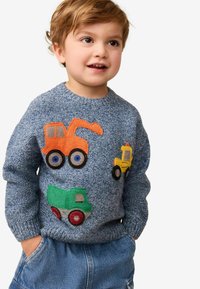 Blauer Strickpullover mit bunten gestickten Baufahrzeugen: orange Bagger, gelber Lkw, grüner Kipplaster. Runder Ausschnitt.
