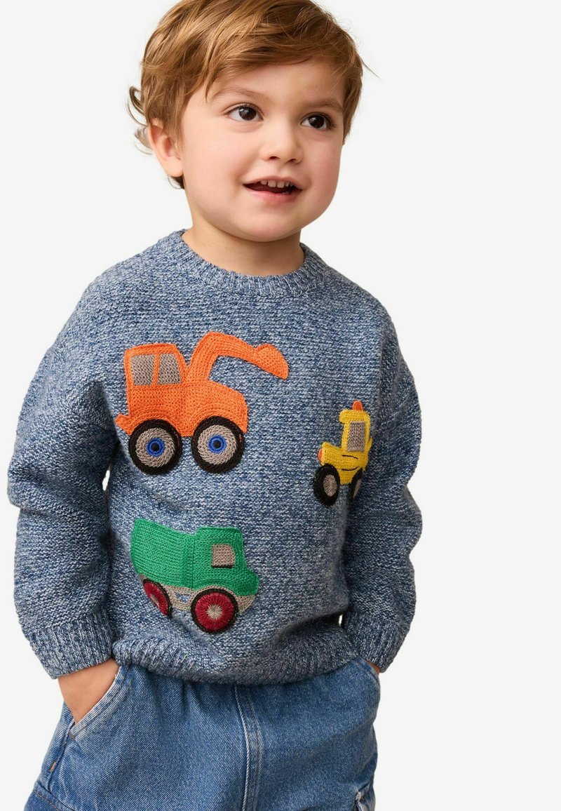 Blauer Strickpullover mit bunten gestickten Baufahrzeugen: orange Bagger, gelber Lkw, grüner Kipplaster. Runder Ausschnitt.