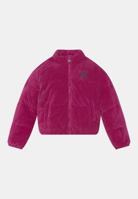 Fuchsiová prošívaná bunda s vysokým límcem, předním zipem a elastickým lemem. Obsahuje lesklý logo akcent na levé straně. Měkká sametová textura.