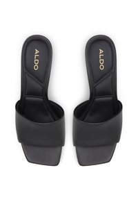 Zwarte slidesandalen met een glad synthetisch bovenwerk en vierkante tenen. Bevat een brede band en een gevoerde binnenzool. Logo in het goud op de binnenzool.