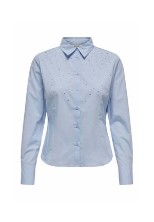 Camicia azzurra a maniche lunghe con bottoni, colletto a punta e piccoli ornamenti argentati sparsi sulla parte superiore anteriore.