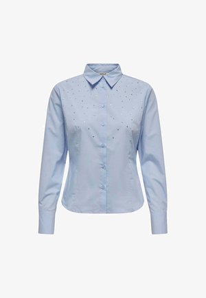 Camicia azzurra a maniche lunghe con bottoni, colletto a punta e piccoli ornamenti argentati sparsi sulla parte superiore anteriore.