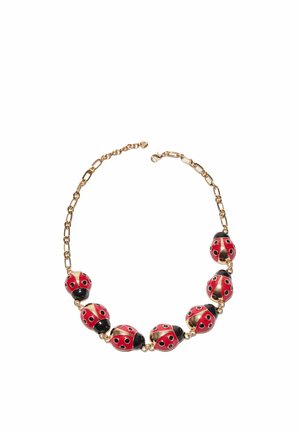 Zlatý náhrdelník so závesom z perličiek v tvare lienok v červenej a čiernej farbe so zlatými detailmi, zapínaním na karabínku na bielom pozadí.