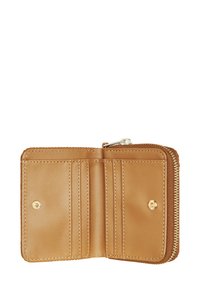 Tan leren portemonnee met een ritssluiting, voorzien van meerdere kaartsleuven, een gladde textuur en gouden hardwareaccenten. Interieur is onversierd.