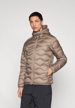 Steppjacke in gedämpftem Braun mit Zickzack-Steppmuster, Reißverschluss, verstellbarer Kapuze und Seitentaschen. Weiches, leichtes Material.