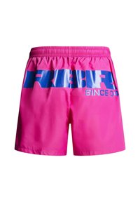 Pantaloncini rosa brillante con elastico in vita, caratterizzati da grandi scritte blu audaci "REBEL" e "SINCE 04" sul retro.