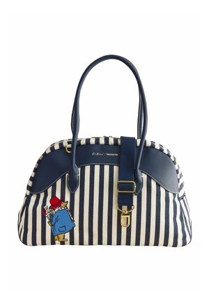 Tumesinise ja valge triibuline käekott siniste käepidemete, kuldse pandla ning sini-kollase mantliga ja punase mütsiga Paddingtoni karu tikandiga.