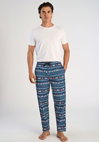 Katoenen pyjama set met een witte t-shirt met korte mouwen en blauwe pantalon met bomen- en kerstmanmotieven. Elastische tailleband met koord.