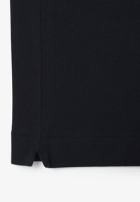 Zwarte stof met een kleine zijsplits aan de zoom, met zichtbare breistructuur en verstevigde stiksels langs de randen.