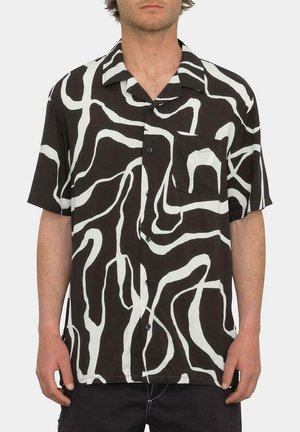 Camisa de botón de manga corta con fondo negro y patrón de olas abstractas en blanco. Cuenta con un bolsillo en el pecho y un corte relajado.