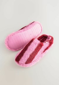 Vaaleanpunaiset ja punaiset raidalliset tohvelit, jotka on valmistettu pehmeästä, pörröisestä materiaalista ja niissä on kumipohja. Ulkopuolella on ylellinen pinta ja sisäpuoli on vaaleanpunainen.
