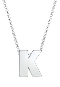 Sølv kæde med en stor, poleret bogstav "K" vedhæng, der har et elegant design og en glat overflade.