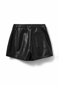 Svarta lädershorts med en slät yta, med en midjeband med bältesömmar och en enda bakficka. Skräddarsydd design, midjemycket längd.