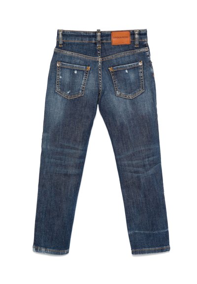 Jeans in denim blu scuro con design a gamba dritta, dotati di due tasche posteriori, leggera vissibilità e un'etichetta in pelle sul punto vita.