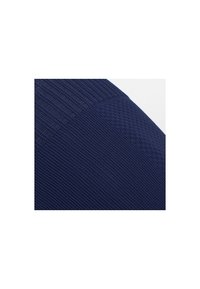 Primer plano de una tela de punto azul marino que muestra patrones de puntada acanalados y texturizados.