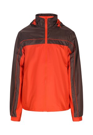 Let light jakke i orange med brune detaljer. Har lynlås foran, justerbar hætte og kontrasterende syninger. Materialet ser vandafvisende ud.