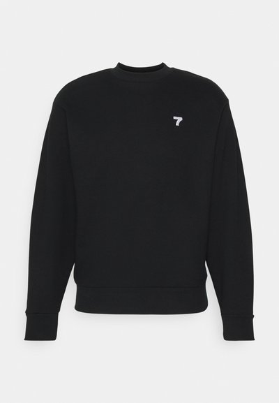 Sudadera negra hecha de una mezcla de algodón, con escote redondo, mangas largas, puños de canalé y un pequeño logo blanco "7" en el pecho.