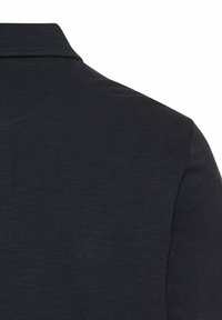 Sort polo-shirt med en glat tekstur, der har en klassisk krave, korte ærmer og minimale syninger ved sømmene.