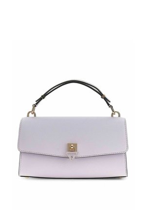 Sac à main en cuir texturé lavande avec poignée noire, fermoir doré ornée du logo Guess, et forme rectangulaire structurée.
