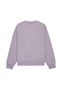 Sudadera lila vista desde la parte de atrás, con cuello redondo, mangas largas y un corte relajado. Diseño simple y casual.