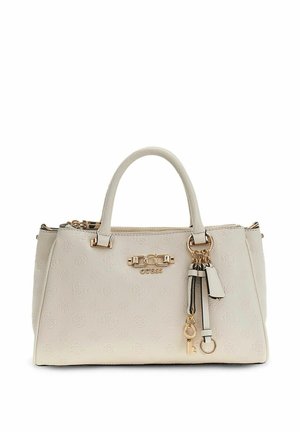 Sac à main Guess couleur crème avec motif de logo en relief, ferrures dorées, poignées supérieures, fermeture éclair, et breloques décoratives en forme de clé et d'étiquette suspendues à une poignée.