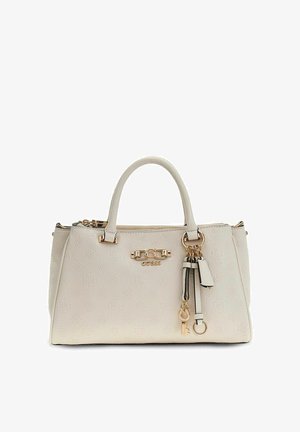 Sac à main Guess couleur crème avec motif de logo en relief, ferrures dorées, poignées supérieures, fermeture éclair, et breloques décoratives en forme de clé et d'étiquette suspendues à une poignée.