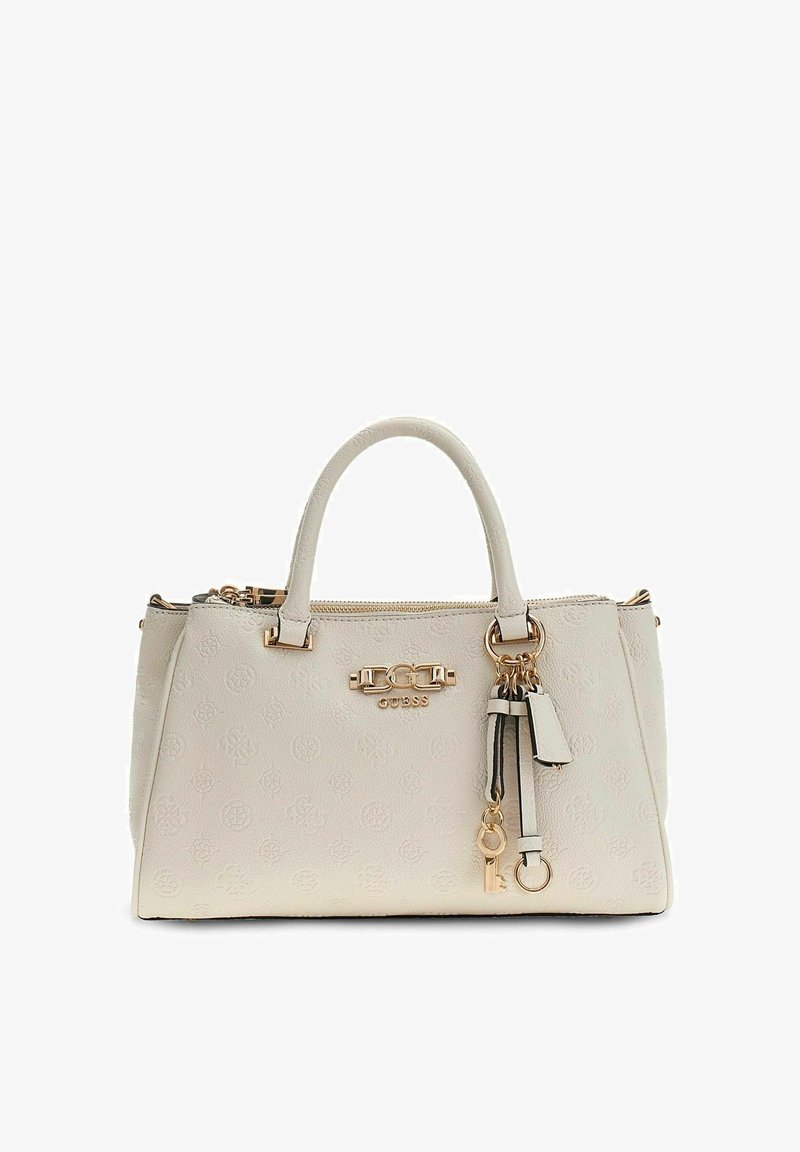 Sac à main Guess couleur crème avec motif de logo en relief, ferrures dorées, poignées supérieures, fermeture éclair, et breloques décoratives en forme de clé et d'étiquette suspendues à une poignée.